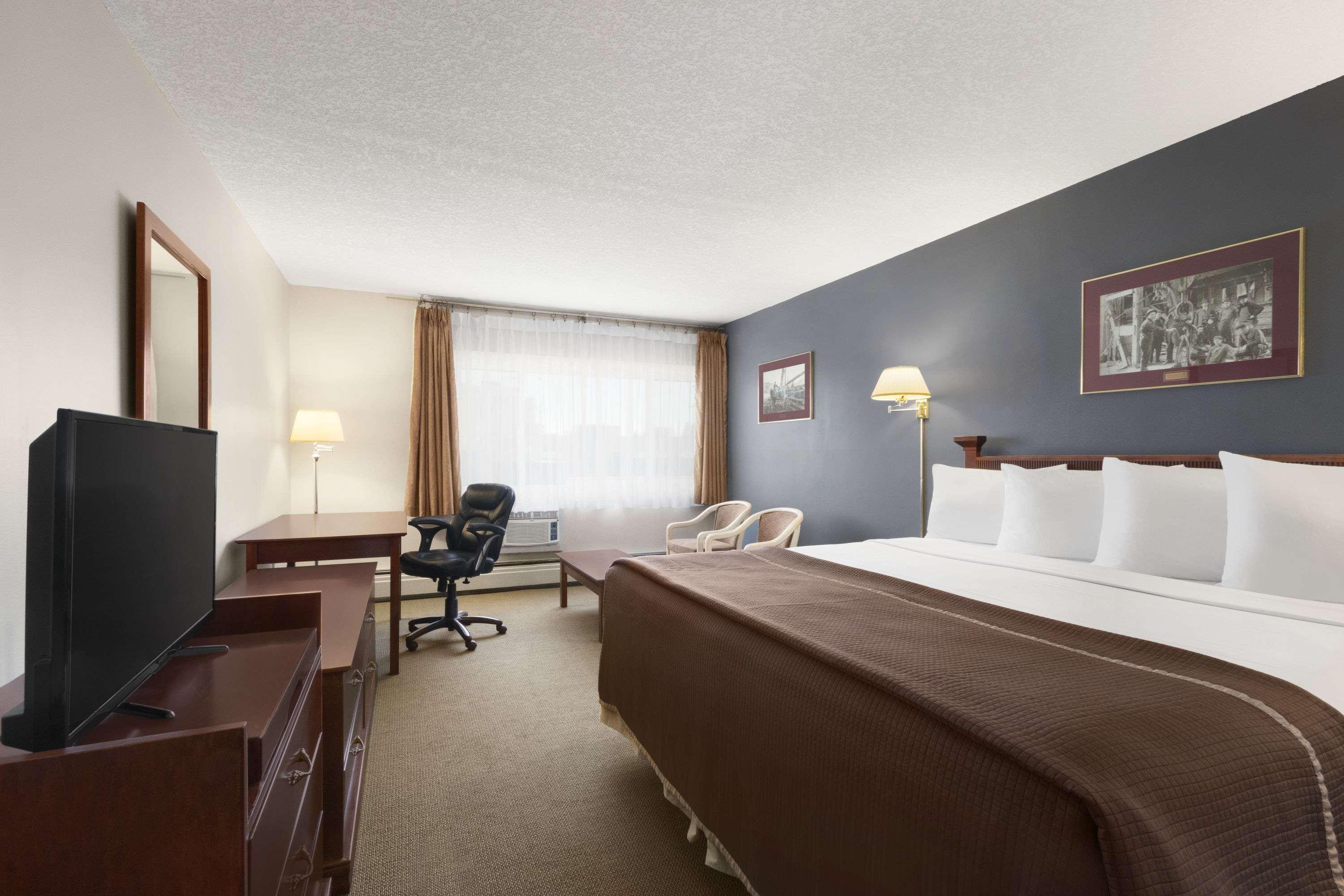 Travelodge By Wyndham Calgary South Exterior photo