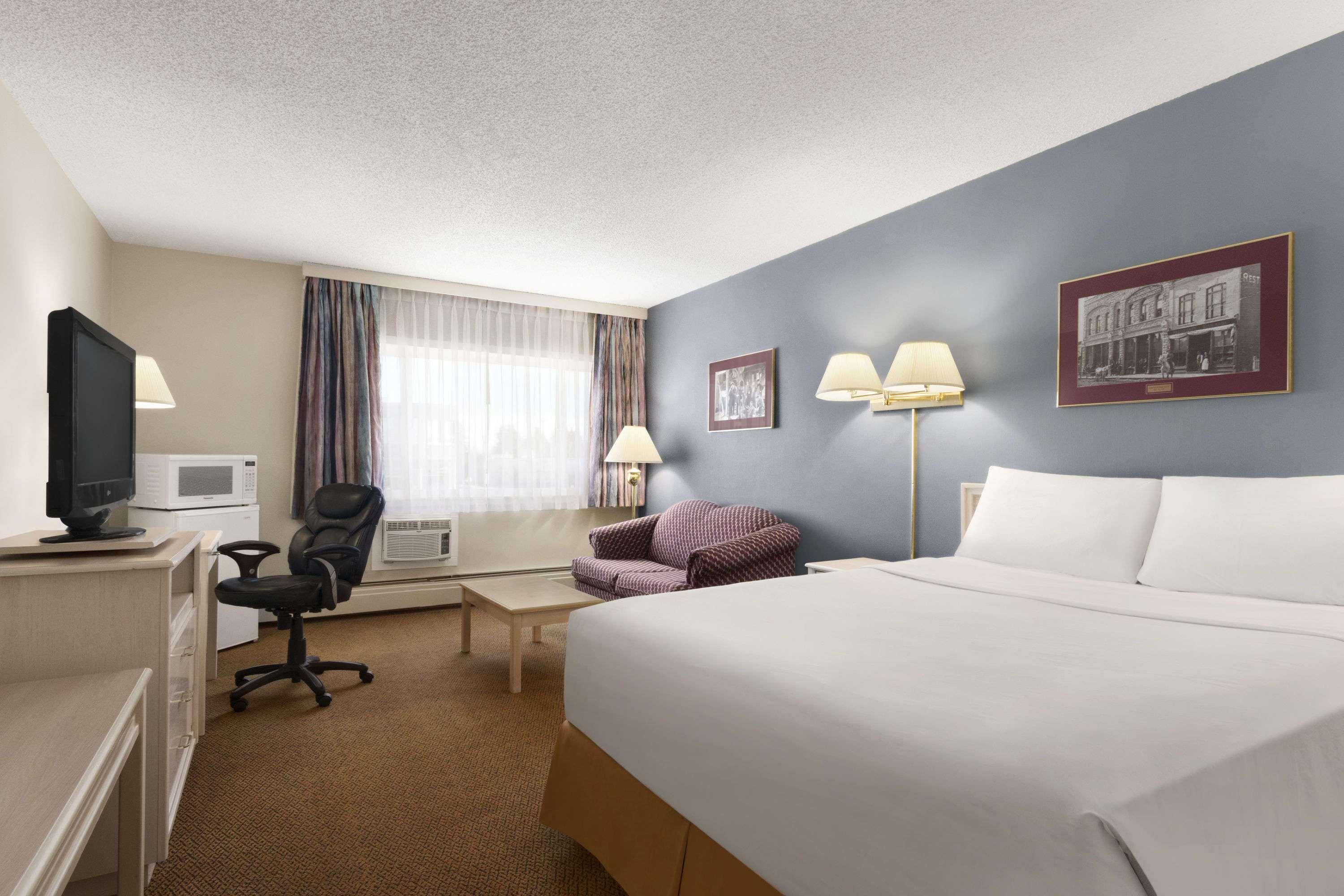 Travelodge By Wyndham Calgary South Exterior photo