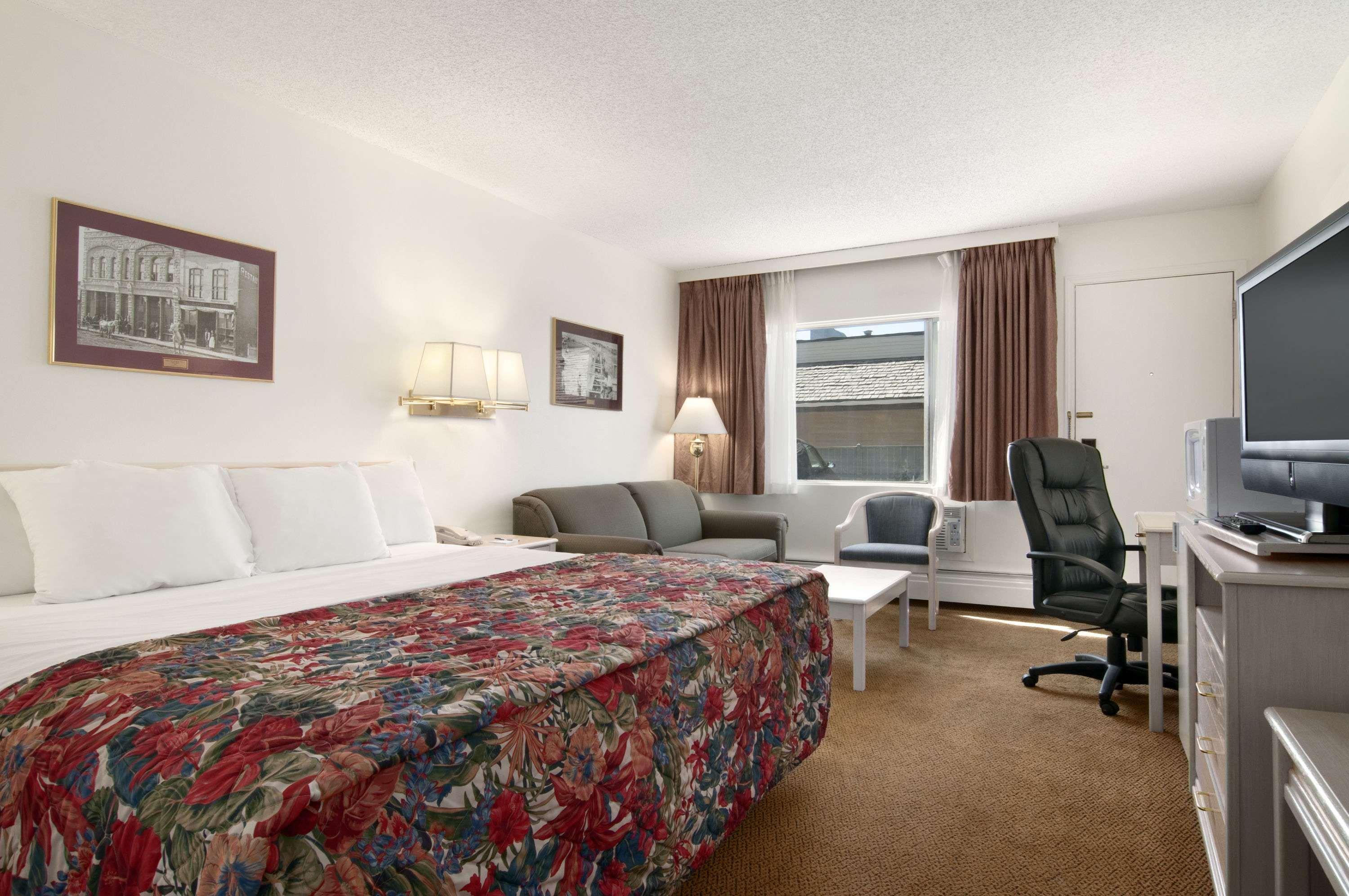 Travelodge By Wyndham Calgary South Exterior photo