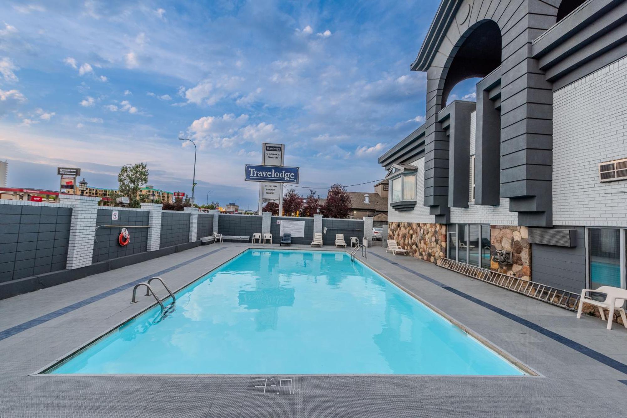 Travelodge By Wyndham Calgary South Exterior photo