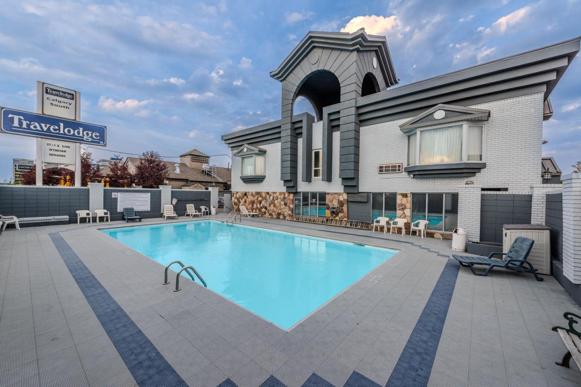 Travelodge By Wyndham Calgary South Exterior photo