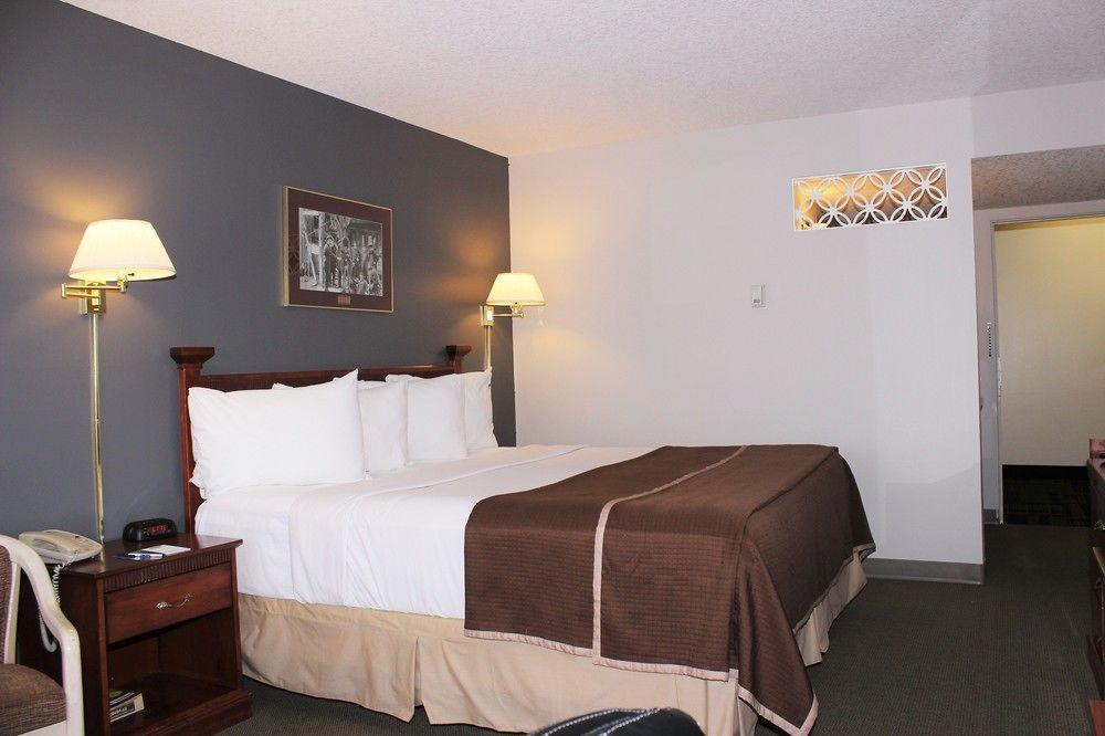 Travelodge By Wyndham Calgary South Exterior photo